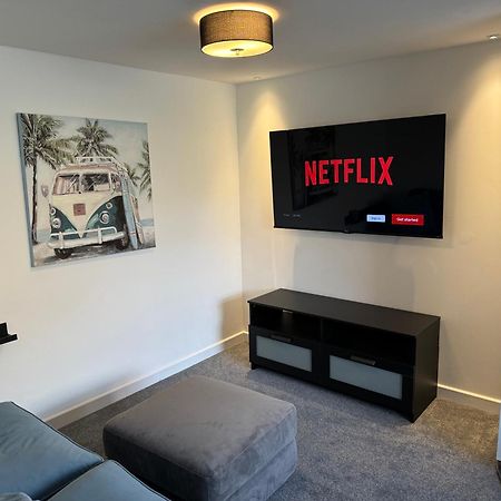 Modern 1 Bed Apartment With Car Parking Bitton Exterior photo