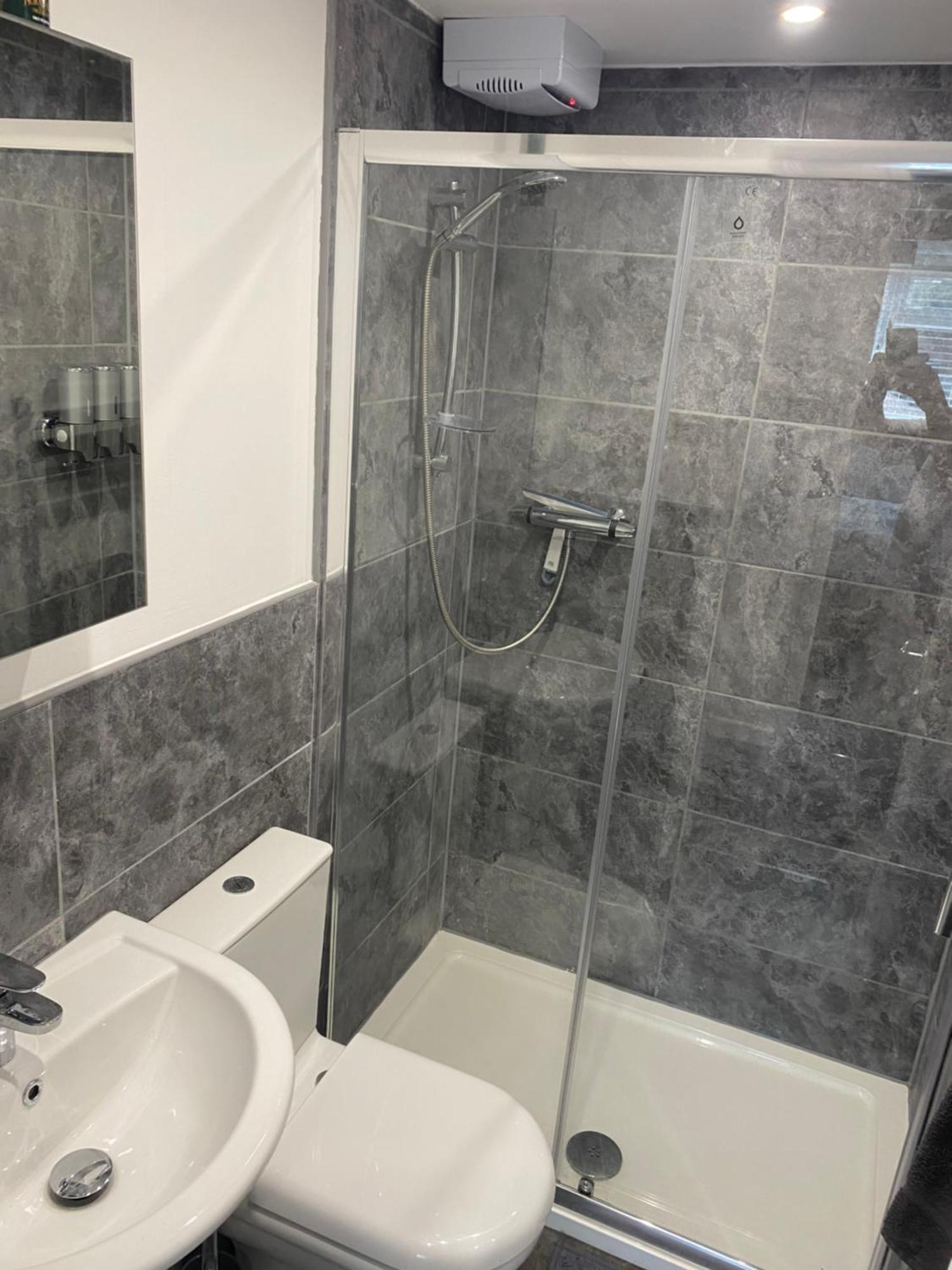 Modern 1 Bed Apartment With Car Parking Bitton Exterior photo