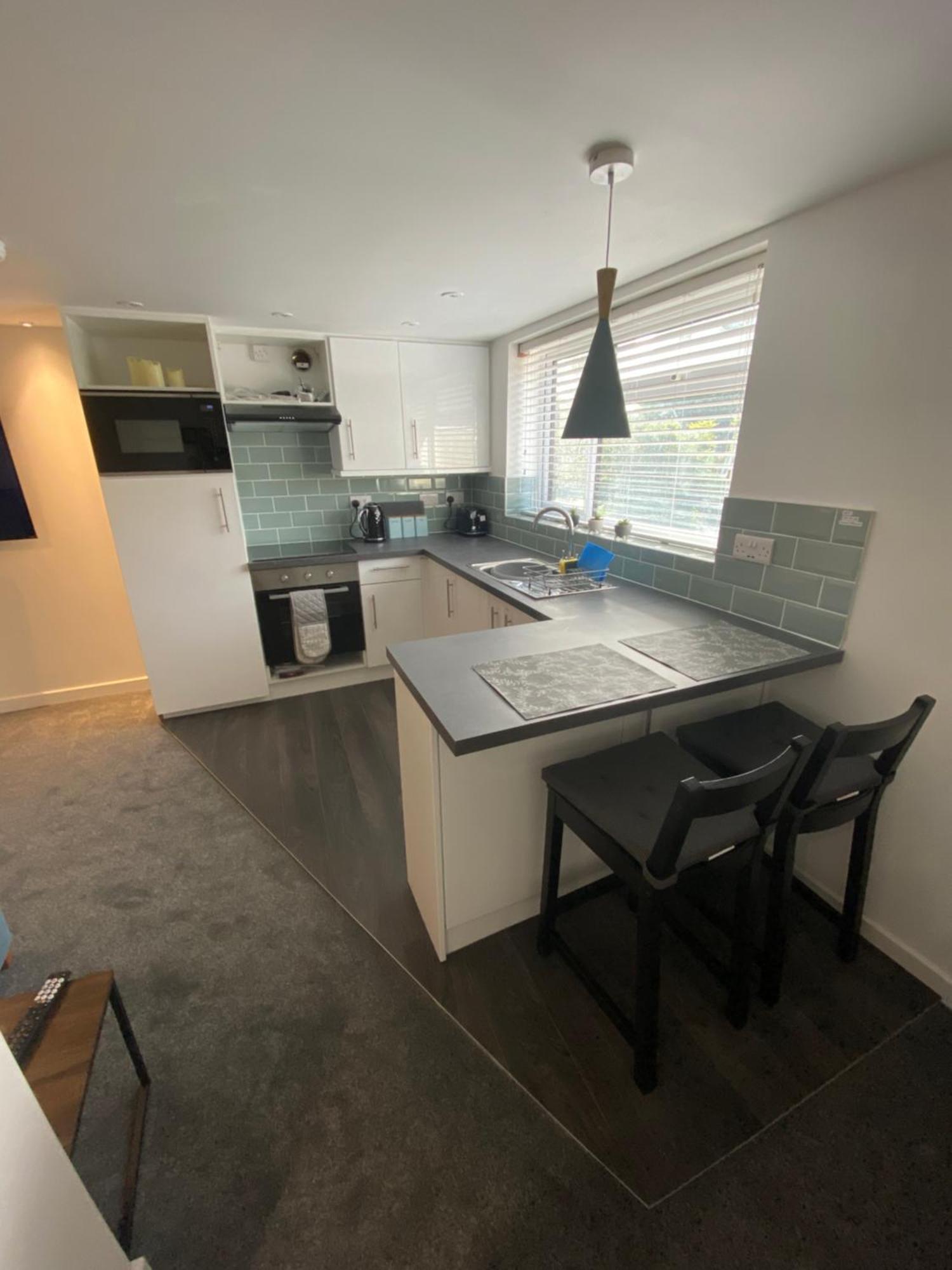 Modern 1 Bed Apartment With Car Parking Bitton Exterior photo